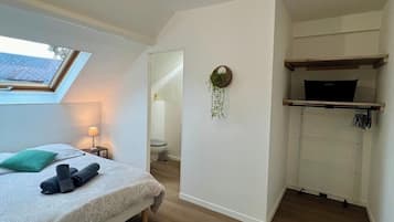 1 dormitorio, tabla de planchar con plancha, wifi y ropa de cama