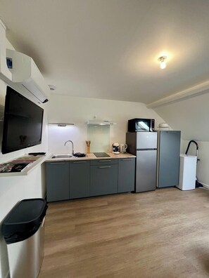 Micro-ondes, cafetière/bouilloire, grille-pain