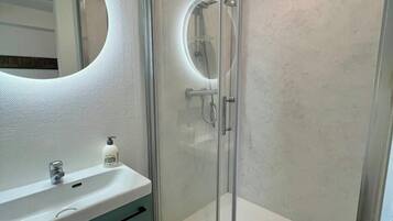 Een douche, een haardroger, handdoeken