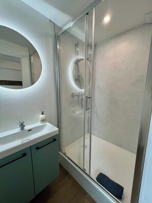 Shower, hair dryer, towels