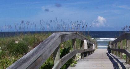 Large 3BR Townhome/ Pool/Gym/Close to Beach