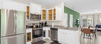 Large 3BR Townhome/ Pool/Gym/Close to Beach