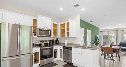 Large 3BR Townhome/ Pool/Gym/Close to Beach