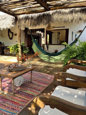 Outdoor dining - Casa Koa - a little tropical paradise (Praia de Moitas)