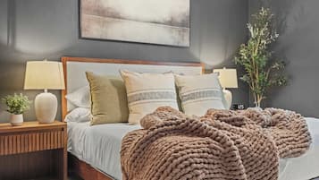 5 slaapkamers, een bureau, een strijkplank/strijkijzer, reisbedje