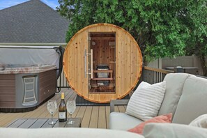 Outdoor spa tub - Private Pool - HOT TUB - Sauna - Game Room - Pets (Sun Prairie)