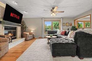 TV, fireplace, offices - Private Pool - Hot Tub - Sauna - Game Room - Pets (Sun Prairie)