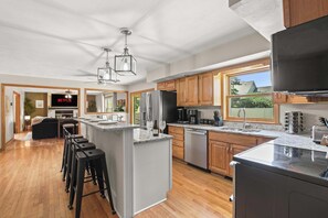 Fridge, microwave, oven, stovetop - Private Pool - HOT TUB - Sauna - Game Room - Pets (Sun Prairie)