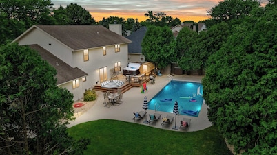 Private Pool - Hot Tub - Sauna - Game Room - Pets