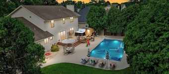 Private Pool - Hot Tub - Sauna - Game Room - Pets