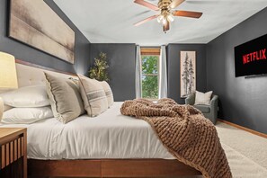 5 bedrooms, desk, iron/ironing board, travel crib - Private Pool - HOT TUB - Sauna - Game Room - Pets (Sun Prairie)