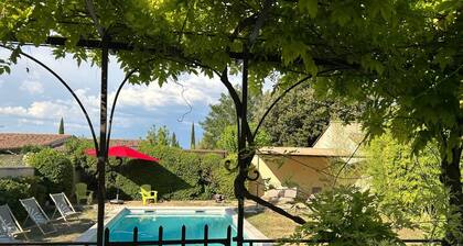 Beautiful renovated house, brazier pool, facing the luberon ideal for family and friends