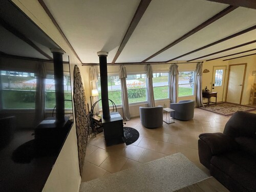 Year Round Rambler - Canal/ Lake Access