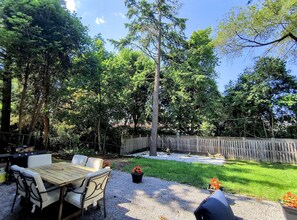 Outdoor dining - Riverside Retreat (Mississauga)