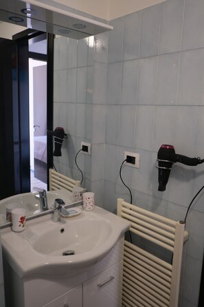 Hårføner, bidé, håndklær og såpe