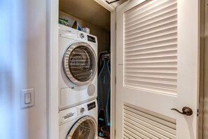 Condo (6 Bedrooms) | Laundry room