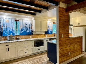 Køleskab, mikrobølgeovn, ovn, kogeplade