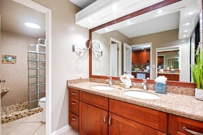 Condo (3 Bedrooms) | Bathroom | Shower, designer toiletries