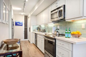 Condo (3 Bedrooms) | Private kitchen | Microwave, oven, dishwasher, coffee/tea maker