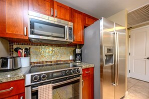 Condo (5 Bedrooms) | Private kitchen | Microwave, oven, dishwasher, coffee/tea maker