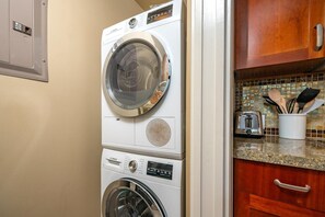 Condo (5 Bedrooms) | Laundry room