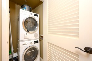 Condo (6 Bedrooms) | Laundry room