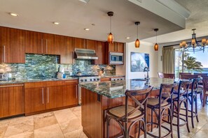 Condo (1 Bedroom) | Cozinha privada | Micro-ondas, fogão, lava-louças, cafeteira/chaleira