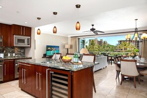 Condo (1 Bedroom) | Cocina privada | Microondas, horno, lavavajillas y cafetera y tetera