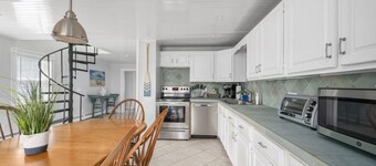 Cool Breezes,Ocean Views-Great to Gather or Staycation for Small & Large Groups
