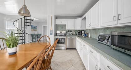 Cool Breezes,Ocean Views-Great to Gather or Staycation for Small & Large Groups
