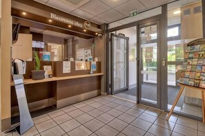 Lobby - B&B HOTEL Carcassonne Rocadest La Cité (Carcassonne)