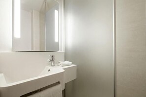 Bathroom - B&B HOTEL Carcassonne Rocadest La Cité (Carcassonne)