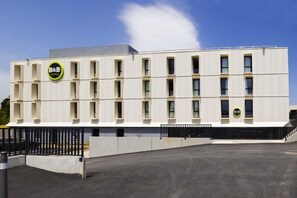 A modern building with a flat facade, multiple windows, and a B&B logo. - B&B HOTEL Carcassonne Rocadest La Cité (Carcassonne)