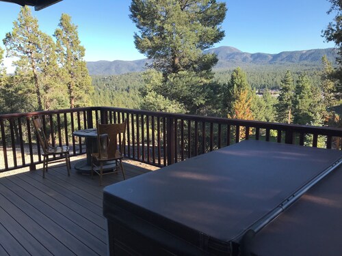 Cozy Private 2-Bedroom Big Bear Cabin on 1 acre w/ Pano MTN Views, Jacuzzi, WiFi