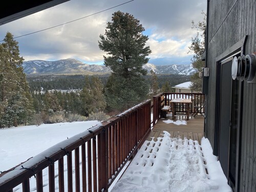 Cozy Private 2-Bedroom Big Bear Cabin on 1 acre w/ Pano MTN Views, Jacuzzi, WiFi