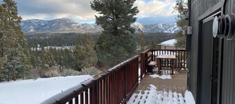 Cozy Private 2-Bedroom Big Bear Cabin on 1 acre w/ Pano MTN Views, Jacuzzi, WiFi