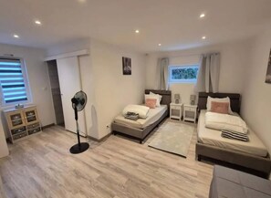 2 habitaciones, tabla de planchar con plancha, internet y ropa de cama 