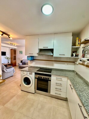 Jääkaappi, mikroaaltouuni, uuni, liesi