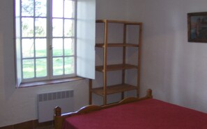 1 chambre, fer et planche à repasser