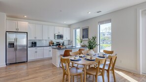 2 Bedroom Suite | ห้องรับประทานอาหาร