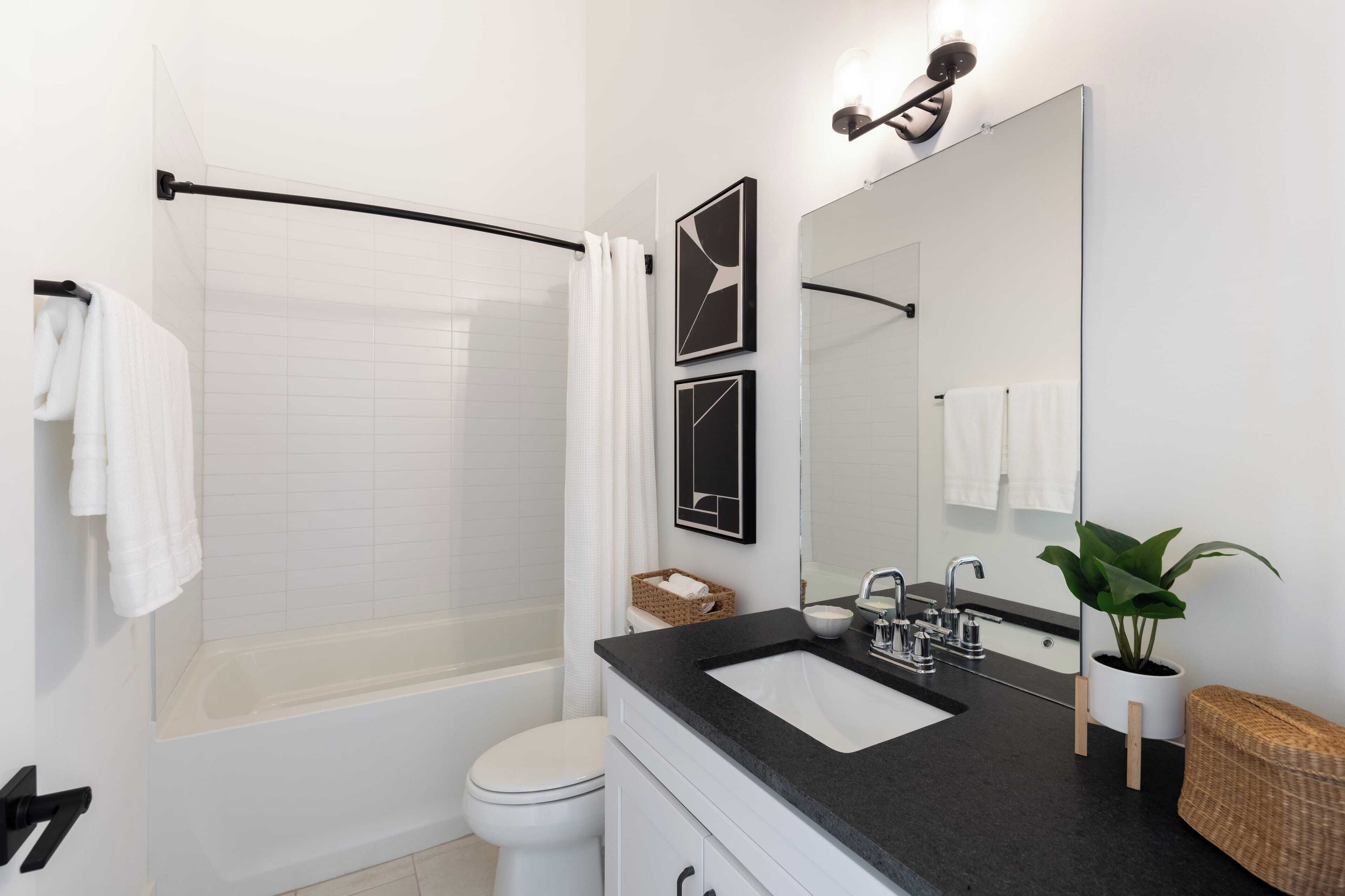 Une salle de bain moderne avec une baignoire, des toilettes et un lavabo.