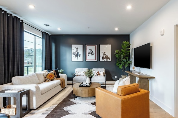 Deluxe 2 Bedroom Suite | Ruang tamu | 50 inci sebuah televisyen pintar dengan digital