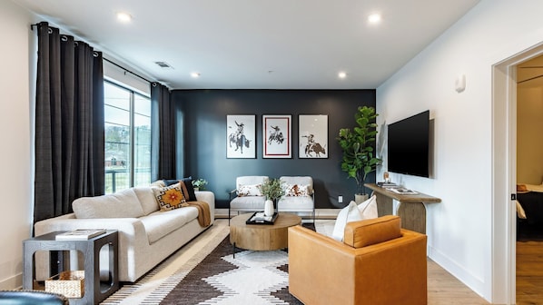 Deluxe 2 Bedroom Suite | บริเวณนั่งเล่น | สมาร์ททีวี 50 นิ้ว พร้อมช่องดิจิตอล