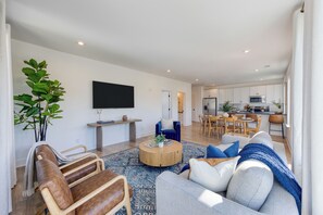 Leilighet, 2 soverom | Oppholdsområde | En 50-tommers smart-TV med digitale kanaler