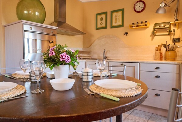 Frigorifero, forno, piano cottura, lavastoviglie