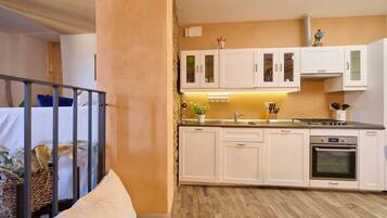 Fridge, oven, dishwasher, coffee/tea maker