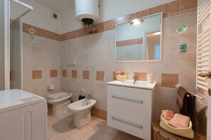 Douche, sèche-cheveux, bidet, serviettes fournies