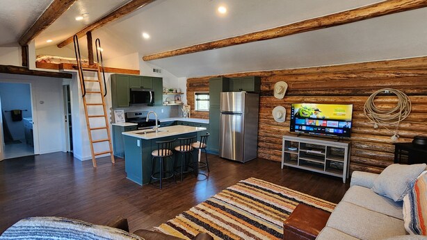 Smart TV, books - Cookie's Cabin is a charming little cabin in adventurous Kemmerer! (Kemmerer)