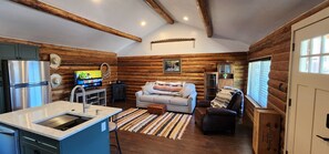 Smart TV, books - Cookie's Cabin is a charming little cabin in adventurous Kemmerer! (Kemmerer)