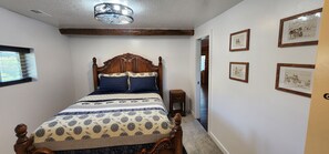 2 bedrooms, WiFi, bed sheets - Cookie's Cabin is a charming little cabin in adventurous Kemmerer! (Kemmerer)